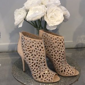 NWOT ZIGISOHO CAGED IRIDESCENT JEWELED PUMPS